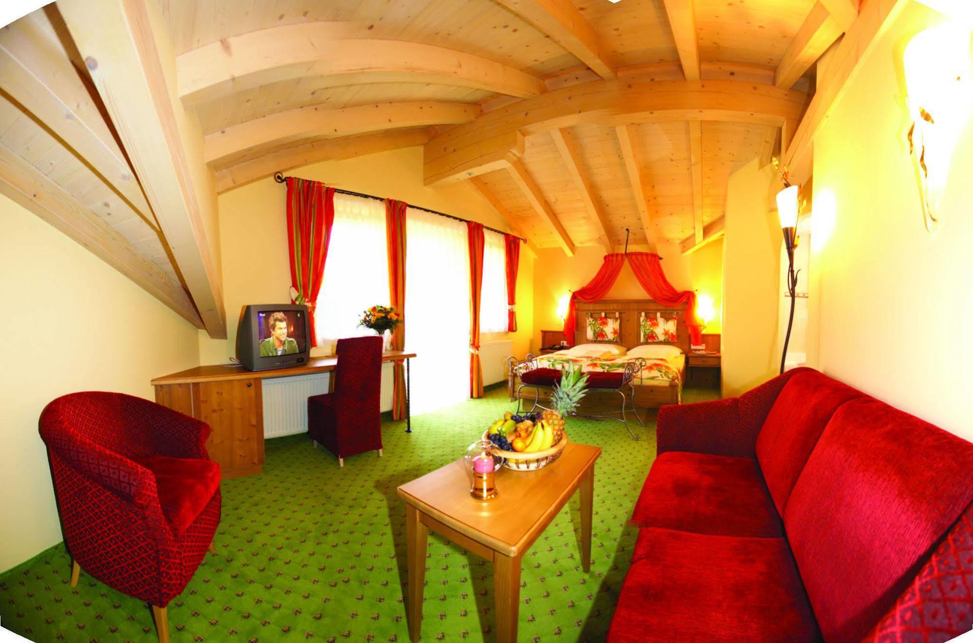 Hotel Vitaloase Zu Den Drei Bruedern อุนเคน ภายนอก รูปภาพ